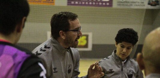 Fernando Hernández hablando con sus jugadores