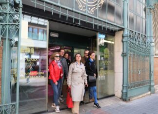 Miriam Andrés y parte de su equipo de Gobierno saliendo de la Plaza de Abastos. / Brágimo (ICAL)