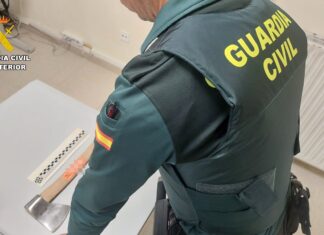 Hacha con el que el hombre detenido presuntamente amenazaba a sus vecinos en Barruelo de Santullán. / Guardia Civil