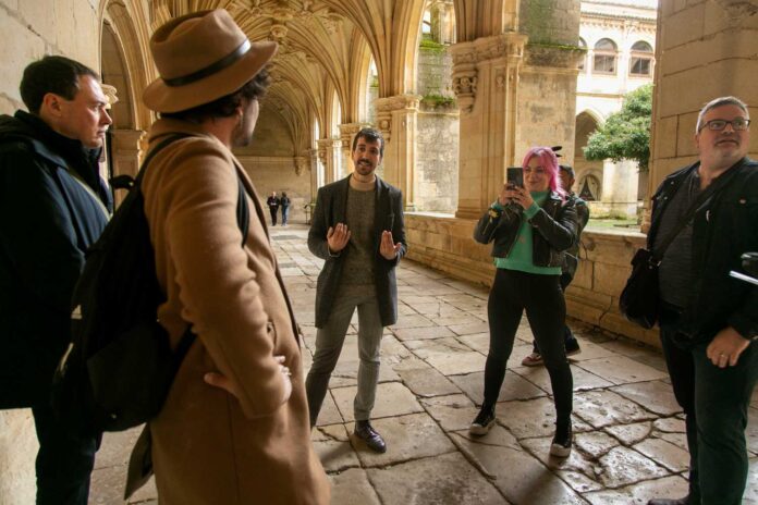 Influencers visitan San Zoilo en la Jornada Sitios Cluniacenses en Carrión de los Condes. Colaboración musical entre Madgalia Medieval y Miguel Abad. Foto: Victor Hugo Martín Caballero (Visual Crea)