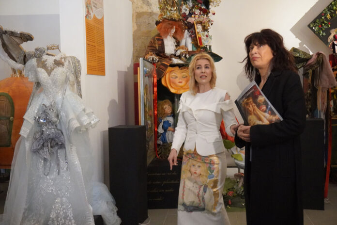 La ministra de Igualdad, Ana Redondo, y la artista Rosana Largo, directora del Museo de los Cuentos y la Ciencia, durante la visita en Paredes de Nava