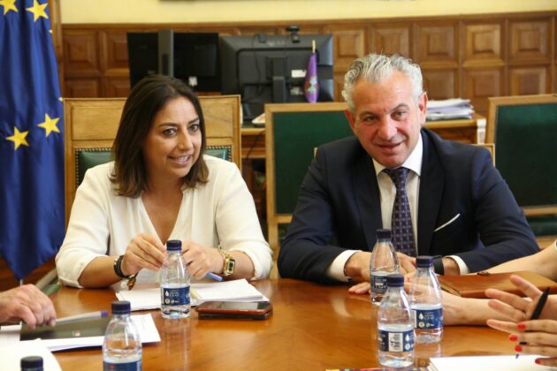 Miriam Andrés recibe a Nicanor Sen en el Ayuntamiento de Palencia-