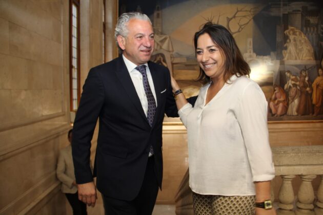 Miriam Andrés recibe a Nicanor Sen en el Ayuntamiento de Palencia