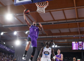 Kamba, en el partido ante el Breogán de Lugo, primera victoria del Zunder Palencia en la ACB. / Acb Photo - Víctor Quintana