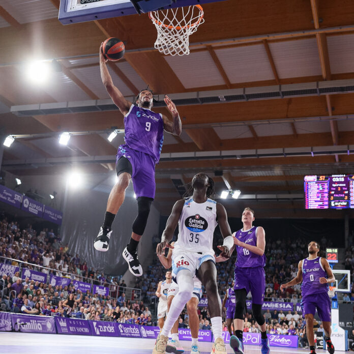 Kamba, en el partido ante el Breogán de Lugo, primera victoria del Zunder Palencia en la ACB. / Acb Photo - Víctor Quintana