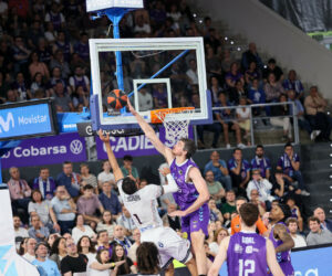 En este tapón de Chema, los árbitros vieron falta personal. / ACB Photo - Víctor Quintana