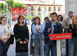 Tudanca recuerda al consejero de Sanidad que tiene "el mayor presupuesto de la historia" y le invita a "trabajar y dejar de privatizar" El secretario regional del PSOE insiste en que la falta de médicos es un problema creado por el PP ya que la Junta tiene “competencia exclusiva” en materia sanitaria ICAL El secretario regional del PSOE, Luis Tudanca, recordó hoy que la Junta de Castilla y León es la que tiene “competencia exclusiva” en materia sanitaria y al consejero del ramo, Alejandro Vázquez, que este año tiene 1.200 millones más que el ejercicio anterior “para solucionar un problema que ellos mismos han creado”. De esta manera, respondió hoy en Palencia el líder de los socialistas a Vázquez, que reconoció recientemente que este verano habrá dificultades de plantilla por los 'MIR del covid'. “Al menos el consejero parece que ha visto la luz. Le ha costado pero ha visto la luz”, ironizó Tudanca. “¿A qué esperan? Tienen la mayor convocatoria de médicos MIR de la historia y el mayor presupuesto de la historia. Lo único que tiene que hacer es ponerse a trabajar y dejar de privatizar”, remarcó. Tudanca recordó que, hace tan solo una semana, PP y Vox rechazaron medidas a modo de incentivos para atraer a los profesionales sanitarios a los puestos de difícil cobertura. “Eran incentivos salariales de entre 3.000 y 10.000 euros o incentivos a la formación. Eran incentivos para intentar solucionar un problema que creado el Partido Popular y ha votado que no”, dijo el líder de los socialistas en la Comunidad.