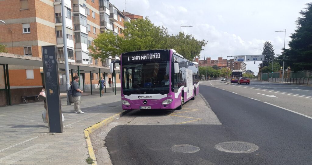 Un autobús urbano de la línea 1 que une el Campus con el Barrio de San Antonio. Óscar Herrero