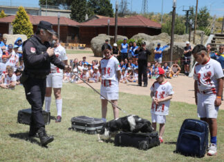 La Policía Nacional realiza una exhibición para los niños de la Escuela 100x100 Deporte