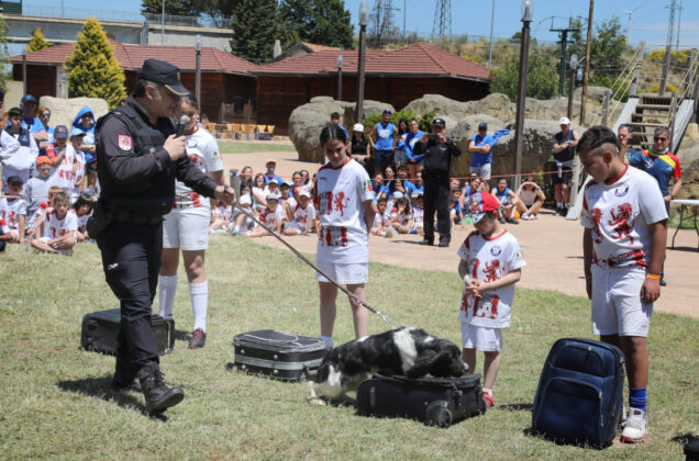 La Policía Nacional realiza una exhibición para los niños de la Escuela 100x100 Deporte