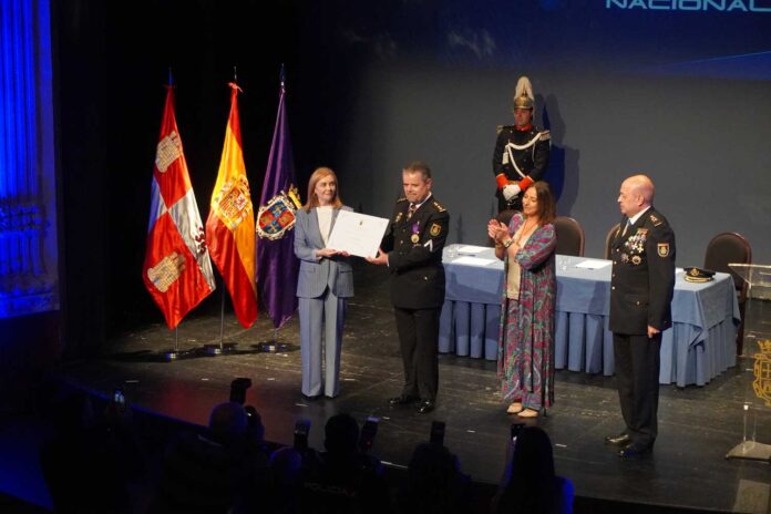 Entrega de la Medalla de Oro de la Ciudad de Palencia a la Policía Nacional