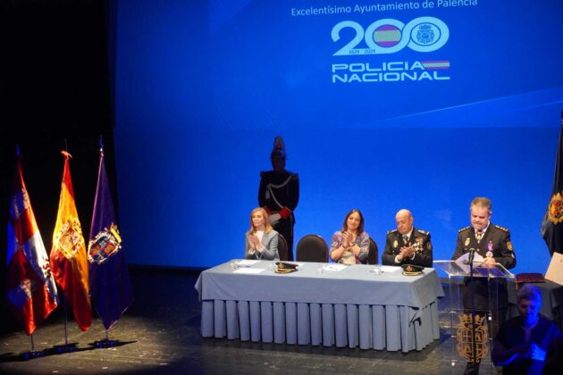 Entrega de la Medalla de Oro de la Ciudad de Palencia a la Policía Nacional