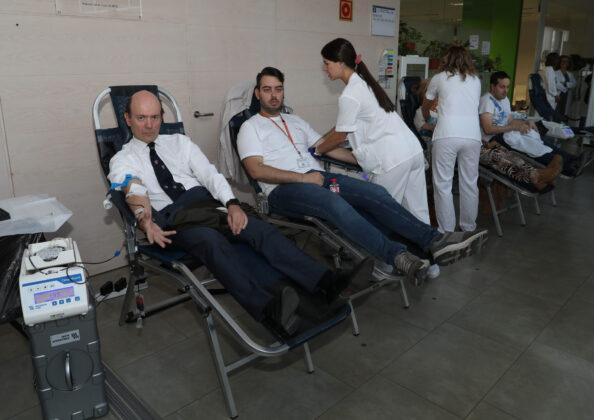 El Caupa y el Centro de Hemoterapia de Castilla y León organizan un maratón de donación de sangre en el vestíbulo del Hospital Río Carrión de Palencia,en la imagen el viceconsejero de Asistencia Sanitaria, Planificación y Resultados en Salud, Jesús García-Cruces Méndez(2I) ; y el gerente del complejo Asistencia, José Jolín (I) donando