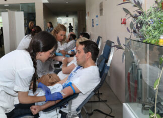 El Caupa y el Centro de Hemoterapia de Castilla y León organizan un maratón de donación de sangre en el vestíbulo del Hospital Río Carrión de Palencia. / Brágimo (ICAL)