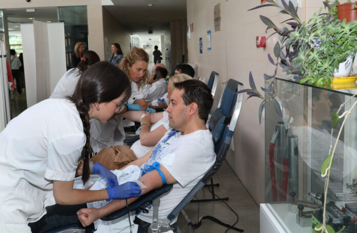 El Caupa y el Centro de Hemoterapia de Castilla y León organizan un maratón de donación de sangre en el vestíbulo del Hospital Río Carrión de Palencia. / Brágimo (ICAL)