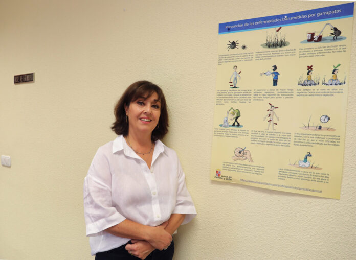 Brágimo - La jefa de la sección de Protección de la Salud, Ana María Ortega, junto a un poster informativo sobre las normas para protejerse de las enfermedades transmitidas por las garrapatas