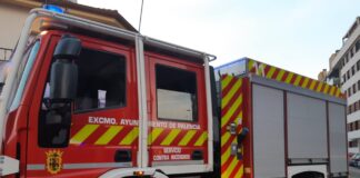 Un camión de bomberos del Ayuntamiento de Palencia movilizado en una intervención en la ciudad. / Óscar Herrero