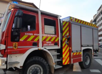 Un camión de bomberos del Ayuntamiento de Palencia movilizado en una intervención en la ciudad. / Óscar Herrero