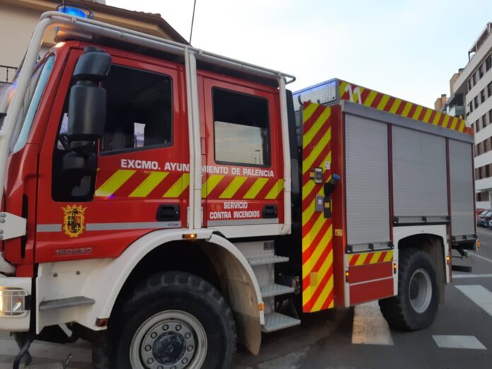 Un camión de bomberos del Ayuntamiento de Palencia movilizado en una intervención en la ciudad. / Óscar Herrero