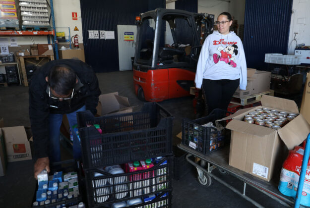 Diana Román, una beneficiaria del banco de Alimentos de Palencia en el almacén de la asociación