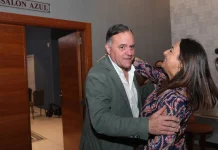 Miriam Andrés y Domiciano Curiel se abrazan tras firmar el acuerdo de conformación de gobierno // ICAL