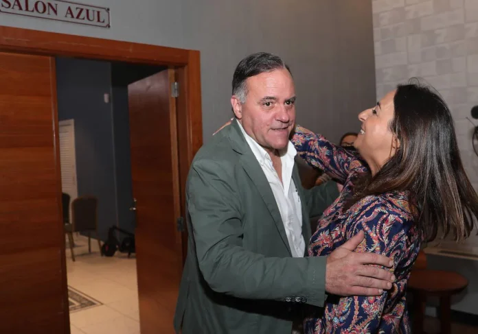 Miriam Andrés y Domiciano Curiel se abrazan tras firmar el acuerdo de conformación de gobierno // ICAL