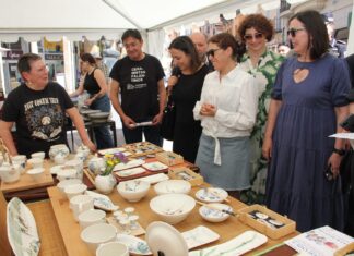 Miriam Andrés inaugurando la Feria de la Cerámica en la Feria Chica 2024