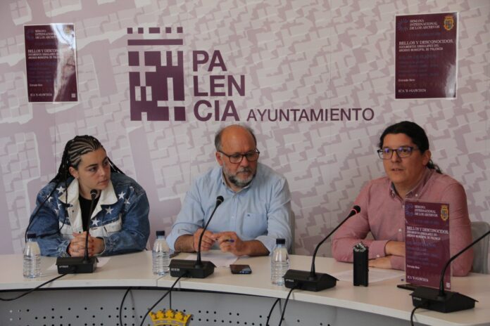 Carlos Hernández, delegado del área Patrimonio y Conservación; Leire Montero, delegada de servicio Gestión Documental y Archivo; Agustín Sánchez, Archivero Municipal.