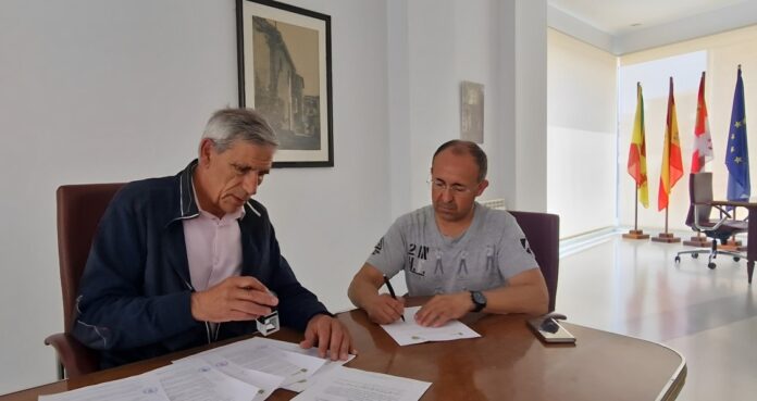 Firma del convenio entre el Ayuntamiento de Guardo y Deporcyl Guardo FS