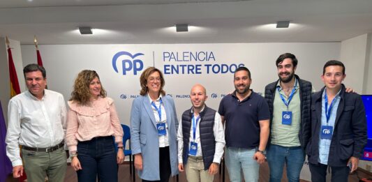 Armisén (3i) junto a parte del equipo de campaña del PP de Palencia.