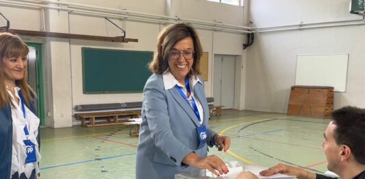 La presidenta del PP de Palencia, Ángeles Armisén, ejerciendo durante la jornada de ayer su derecho a voto