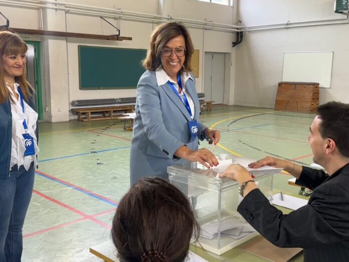 La presidenta del PP de Palencia, Ángeles Armisén, ejerciendo durante la jornada de ayer su derecho a voto