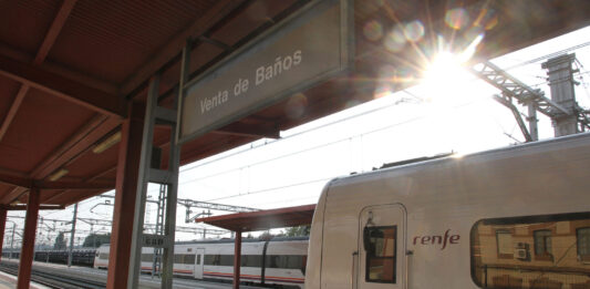 Dos trenes de Media Distancia parados en la estación de Venta de Baños por una afección en el servicio ferroviario entre Palencia y la localidad venteña. / ICAL