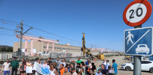 Protesta con el anuncio de la empresa de realizar trabajos nocturnos para construir la pasarela y el cambio del emplazamiento del colector así como el ofrecimiento a los residentes del Camino Viejo de Husillos de un hotel mientras duren las obras