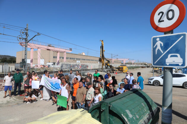 Protesta con el anuncio de la empresa de realizar trabajos nocturnos para construir la pasarela y el cambio del emplazamiento del colector así como el ofrecimiento a los residentes del Camino Viejo de Husillos de un hotel mientras duren las obras