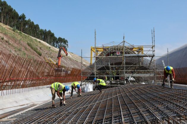 Imagen de las obras de la estructura del falso túnel que conducirá directos a los vehículos entre Santander y Palencia. / Ministerio de Transportes