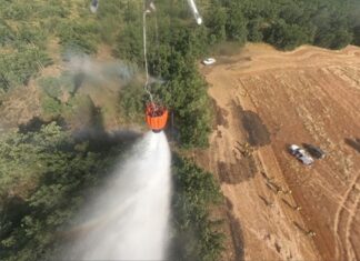 Imagen de la extinción de un incendio en la provincia de Palencia desde el helicóptero. / @naturalezacyl