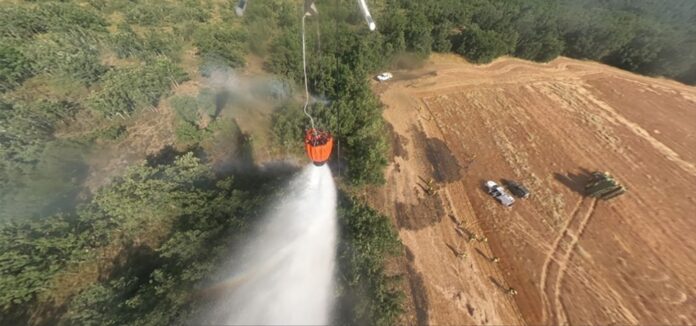 Imagen de la extinción de un incendio en la provincia de Palencia desde el helicóptero. / @naturalezacyl