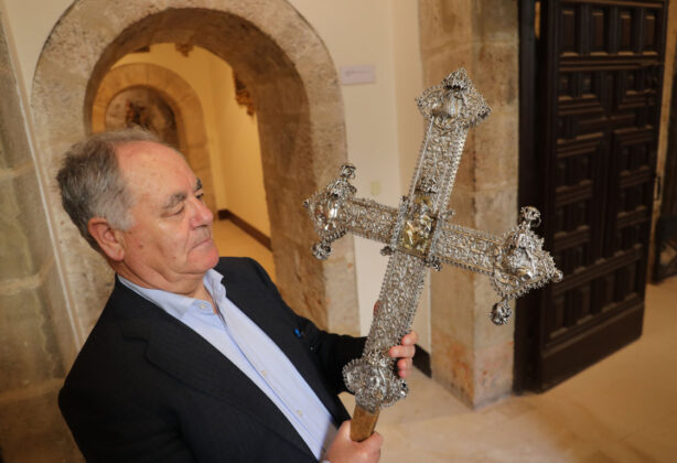 Brágimo - El delegado de Patrimonio Cultural de la Diocesis de Palenica, José Luis Calvo, sujeta la cruz procesional que fue escondida por el párroco de Quintana del Puente (Palencia) durante la invasión francesa de la península, y apareció durante las labores de restauración de la iglesia de San Esteban