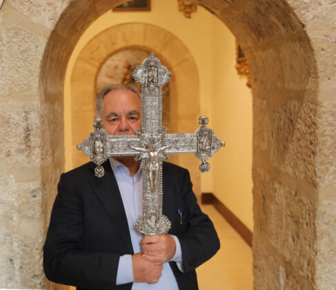 Brágimo - El delegado de Patrimonio Cultural de la Diocesis de Palenica, José Luis Calvo, sujeta la cruz procesional que fue escondida por el párroco de Quintana del Puente (Palencia) durante la invasión francesa de la península, y apareció durante las labores de restauración de la iglesia de San Esteban