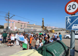 Protesta con el anuncio de la empresa de realizar trabajos nocturnos para construir la pasarela y el cambio del emplazamiento del colector así como el ofrecimiento a los residentes del Camino Viejo de Husillos de un hotel mientras duren las obras. / Brágimo (ICAL)