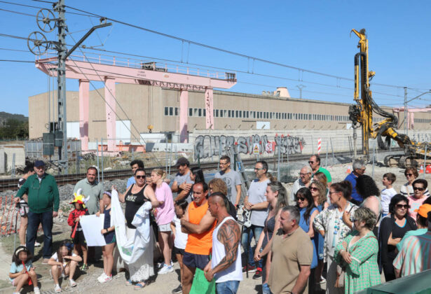 Protesta con el anuncio de la empresa de realizar trabajos nocturnos para construir la pasarela y el cambio del emplazamiento del colector así como el ofrecimiento a los residentes del Camino Viejo de Husillos de un hotel mientras duren las obras. / Brágimo (ICAL)