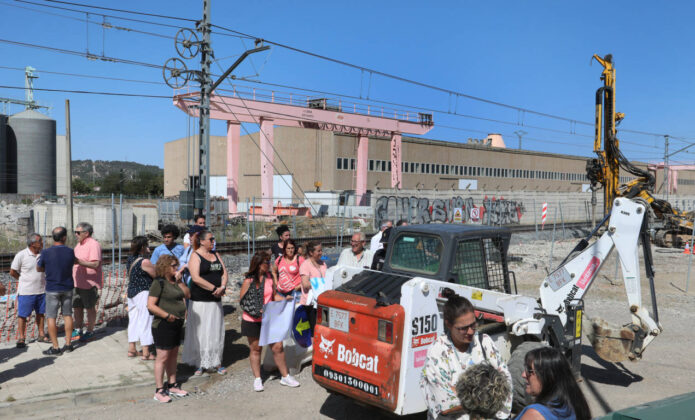 Protesta con el anuncio de la empresa de realizar trabajos nocturnos para construir la pasarela y el cambio del emplazamiento del colector así como el ofrecimiento a los residentes del Camino Viejo de Husillos de un hotel mientras duren las obras. / Brágimo (ICAL)