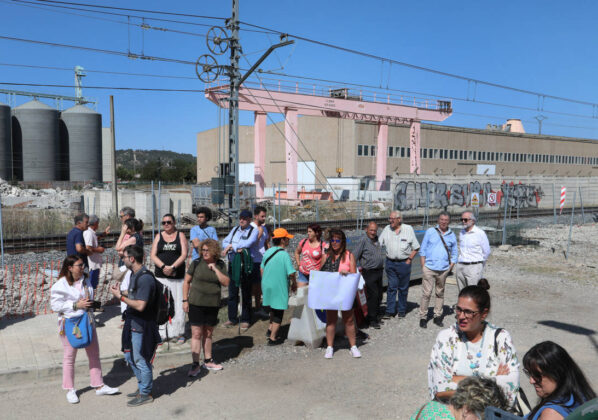 Protesta con el anuncio de la empresa de realizar trabajos nocturnos para construir la pasarela y el cambio del emplazamiento del colector así como el ofrecimiento a los residentes del Camino Viejo de Husillos de un hotel mientras duren las obras. / Brágimo (ICAL)