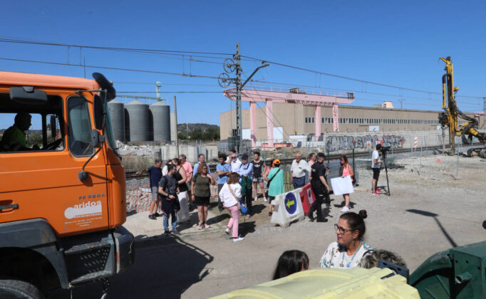 Protesta con el anuncio de la empresa de realizar trabajos nocturnos para construir la pasarela y el cambio del emplazamiento del colector así como el ofrecimiento a los residentes del Camino Viejo de Husillos de un hotel mientras duren las obras. / Brágimo (ICAL)