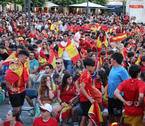 Ambiente en la plaza Mayor de Palencia para ver en directo la final de la Eurocopa entre España e Inglaterra