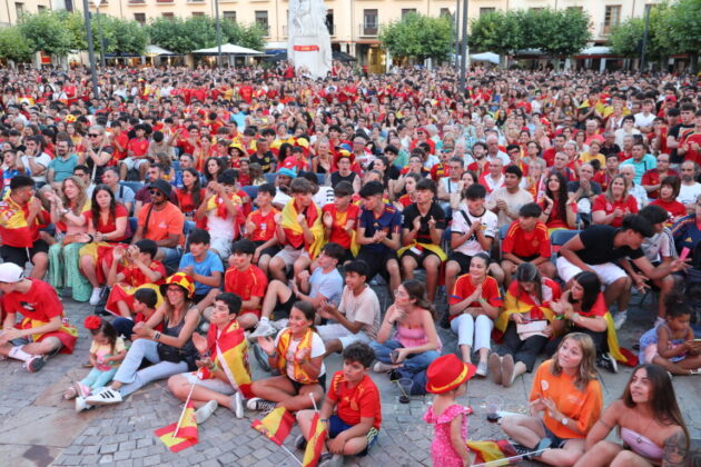 Ambiente en la plaza Mayor de Palencia para ver en directo la final de la Eurocopa entre España e Inglaterra