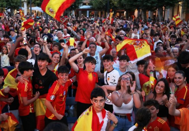 Ambiente en la plaza Mayor de Palencia para ver en directo la final de la Eurocopa entre España e Inglaterra