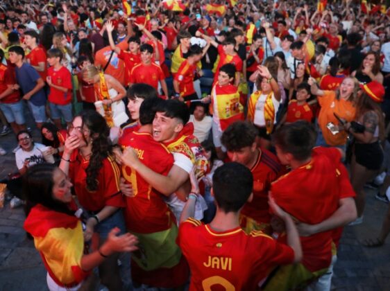 Ambiente en la plaza Mayor de Palencia para ver en directo la final de la Eurocopa entre España e Inglaterra