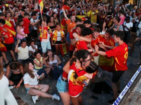 Ambiente en la plaza Mayor de Palencia para ver en directo la final de la Eurocopa entre España e Inglaterra